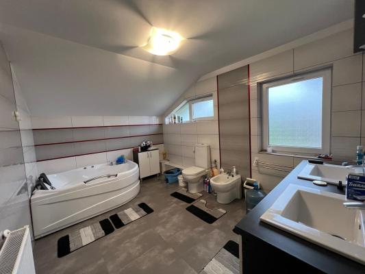 Casă modernă cu piscină, 8 ari teren  – Tăuții-Măgherăuș