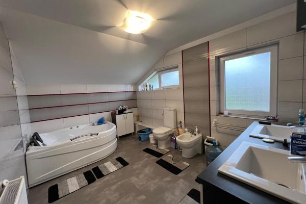 Casă modernă cu piscină, 8 ari teren – Tăuții-Măgherăuș