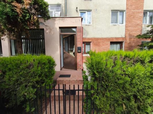 Apartament spațios cu 2 intrări, curte privată – 81 mp utili – la 50 m de Facultatea de Nord, Baia Mare