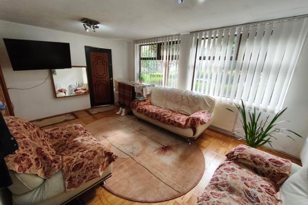 Apartament spațios cu 2 intrări, curte privată – 81 mp utili – la 50 m de Facultatea de Nord, Baia Mare