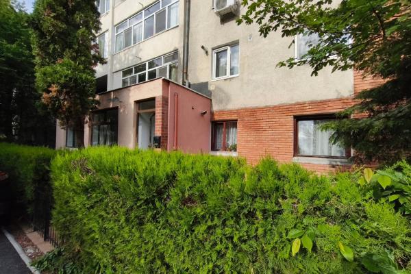 Apartament spațios cu 2 intrări, curte privată – 81 mp utili – la 50 m de Facultatea de Nord, Baia Mare