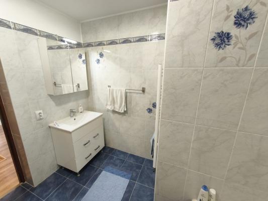 Apartament spațios cu 2 intrări, curte privată – 81 mp utili – la 50 m de Facultatea de Nord, Baia Mare