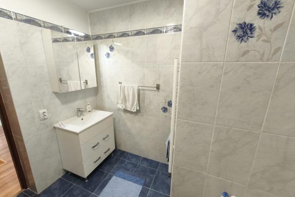Apartament spațios cu 2 intrări, curte privată – 81 mp utili – la 50 m de Facultatea de Nord, Baia Mare