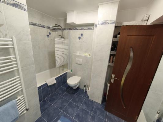 Apartament spațios cu 2 intrări, curte privată – 81 mp utili – la 50 m de Facultatea de Nord, Baia Mare
