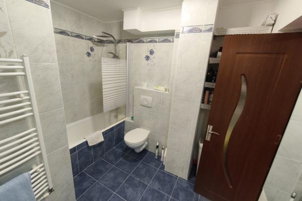 Apartament spațios cu 2 intrări, curte privată – 81 mp utili – la 50 m de Facultatea de Nord, Baia Mare