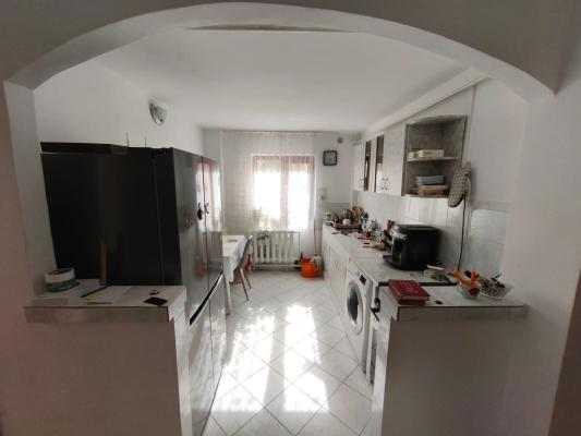 Apartament spațios cu 2 intrări, curte privată – 81 mp utili – la 50 m de Facultatea de Nord, Baia Mare