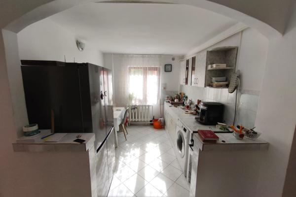 Apartament spațios cu 2 intrări, curte privată – 81 mp utili – la 50 m de Facultatea de Nord, Baia Mare