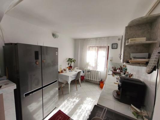 Apartament spațios cu 2 intrări, curte privată – 81 mp utili – la 50 m de Facultatea de Nord, Baia Mare