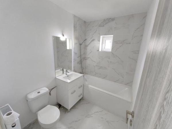 Apartament spațios cu 3 camere, 3 balcoane și vedere panoramică – Str. Hortensiei, Baia Mare