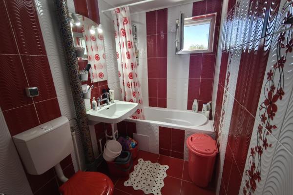 Apartament 3 camere, zona Albina complet mobilat, renovat, izolat termic