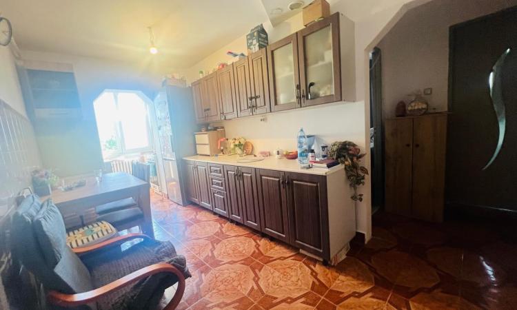 Apartament 2 camere ,decomandat ,etaj 3, Center Nemes ,b-dul Regele Ferdinand