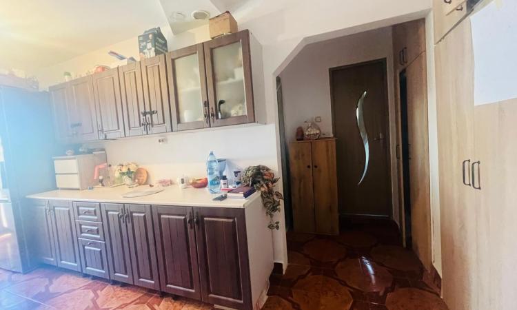 Apartament 2 camere ,decomandat ,etaj 3, Center Nemes ,b-dul Regele Ferdinand