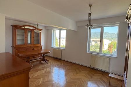 Apartament cu garaj ultracentral zona Mc Donald s Unirii , 4 camere