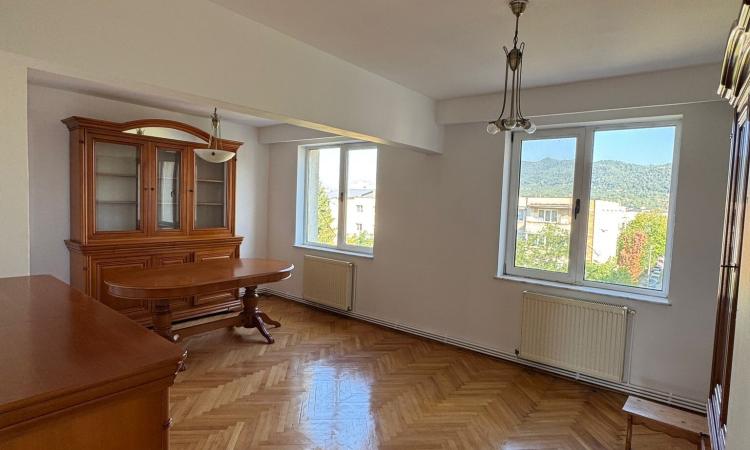Apartament cu garaj ultracentral zona Mc Donald s Unirii , 4 camere
