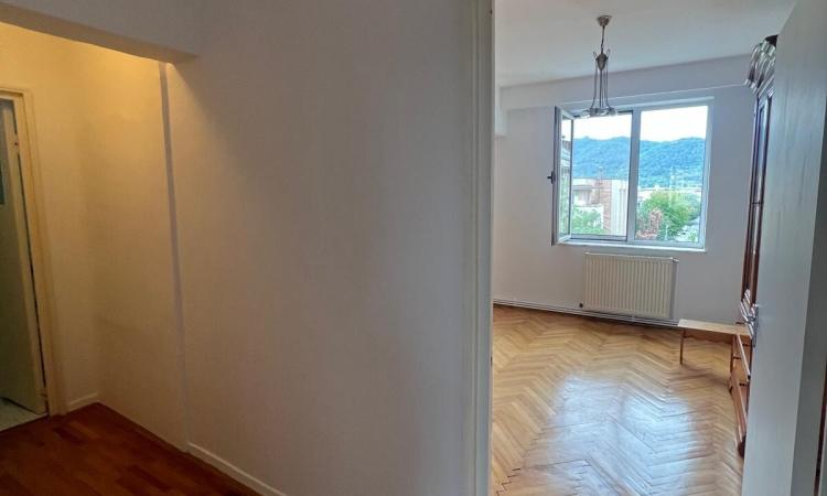 Apartament cu garaj ultracentral zona Mc Donald s Unirii , 4 camere