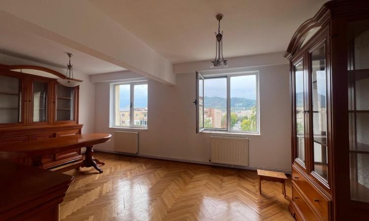 Apartament cu garaj ultracentral zona Mc Donald s Unirii , 4 camere