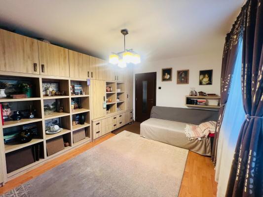 Apartament 2 camere cu balcon ,etaj 3 -cartier Săsar ,zona Pizza Albina