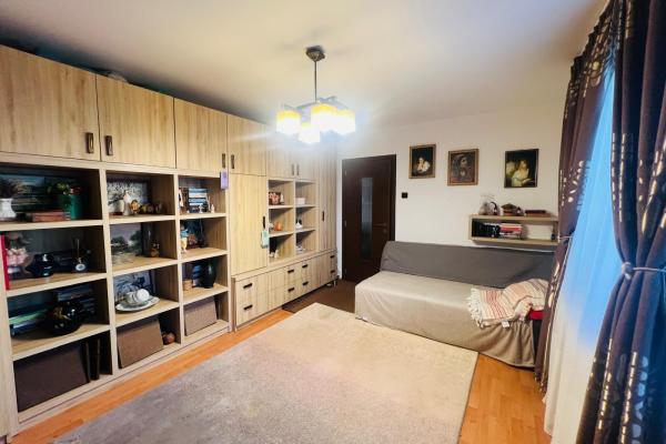 Apartament 2 camere cu balcon ,etaj 3 -cartier Săsar ,zona Pizza Albina