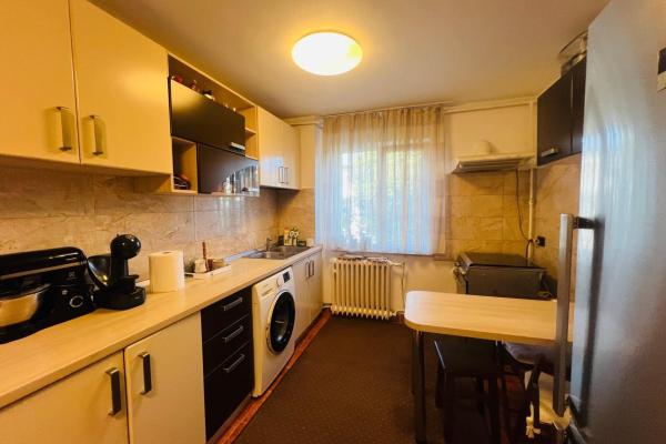 Apartament 2 camere cu balcon ,etaj 3 -cartier Săsar ,zona Pizza Albina