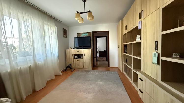 Apartament 2 camere cu balcon ,etaj 3 -cartier Săsar ,zona Pizza Albina