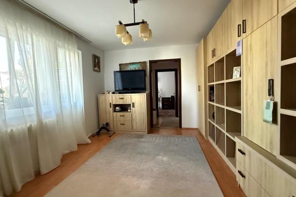 Apartament 2 camere cu balcon ,etaj 3 -cartier Săsar ,zona Pizza Albina
