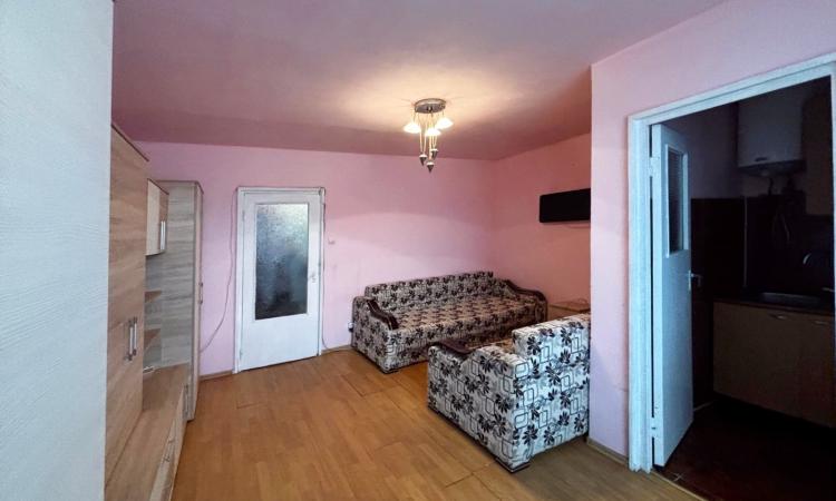 Garsoniera - etaj 2, in apropiere de liceul C. D. Nenitescu