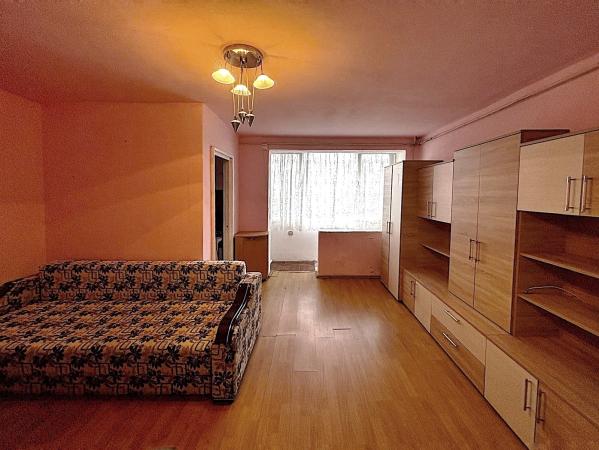 Garsoniera - etaj 2, in apropiere de liceul C. D. Nenitescu