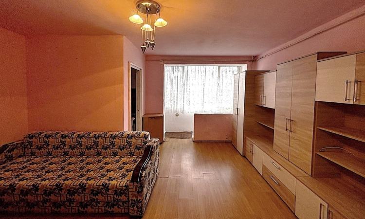 Garsoniera - etaj 2, in apropiere de liceul C. D. Nenitescu