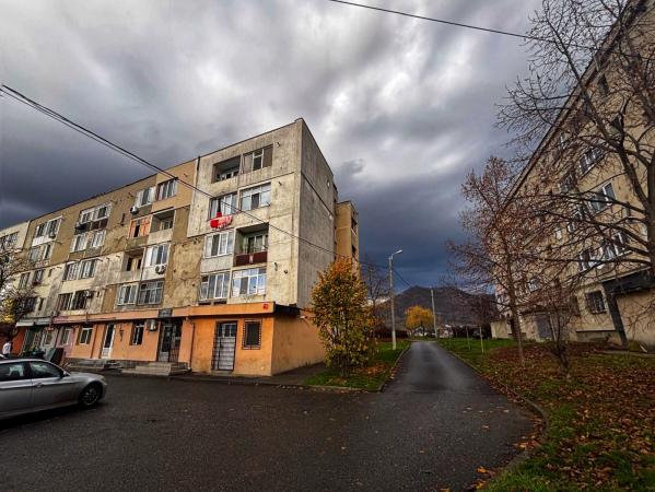Garsoniera - etaj 2, in apropiere de liceul C. D. Nenitescu