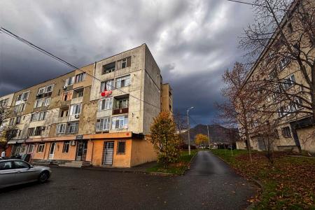 Garsoniera - etaj 2, in apropiere de liceul C. D. Nenitescu