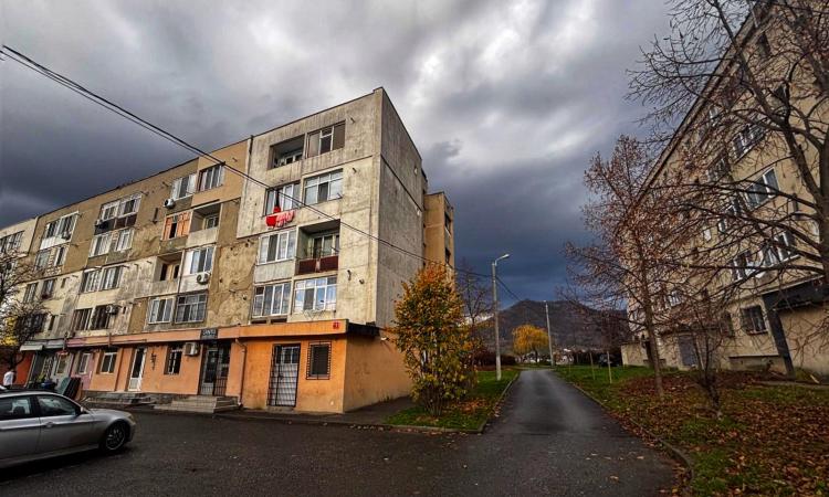 Garsoniera - etaj 2, in apropiere de liceul C. D. Nenitescu