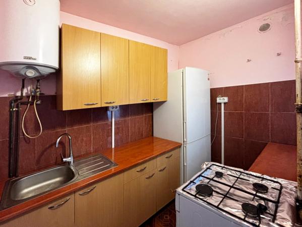 Garsoniera - etaj 2, in apropiere de liceul C. D. Nenitescu