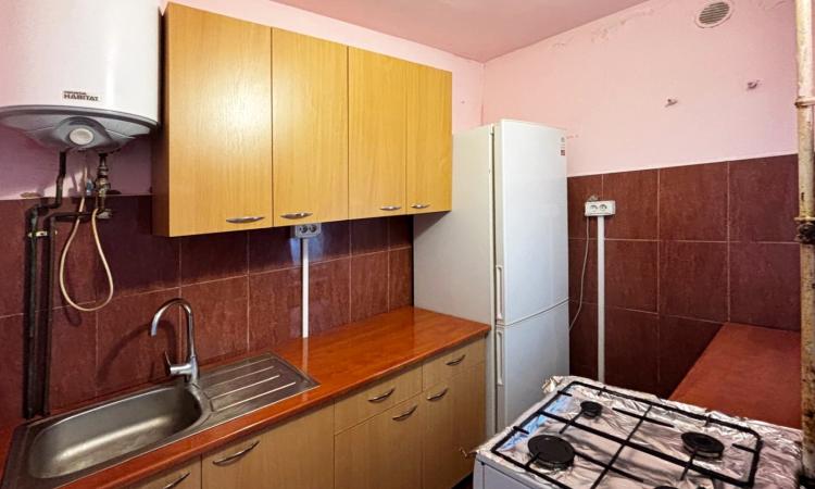 Garsoniera - etaj 2, in apropiere de liceul C. D. Nenitescu