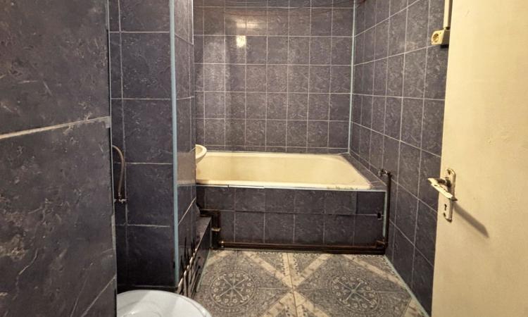 Garsoniera - etaj 2, in apropiere de liceul C. D. Nenitescu