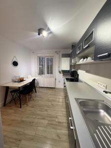 Apartament 2 camere,etaj 1 ,Regele Ferdinand ,zona  iesire Grosi piata agroalimentara