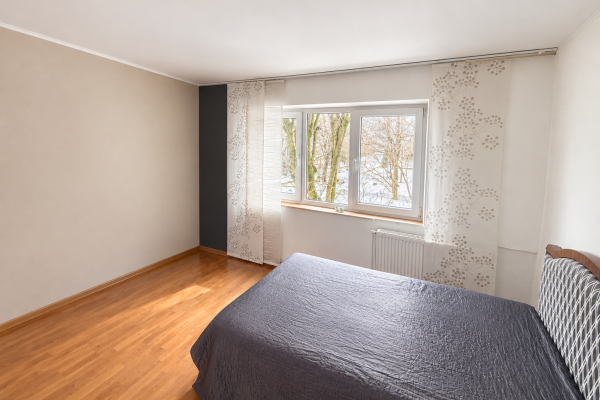 Apartament 4 camere – Etaj 1, zonă Facultatea de Litere