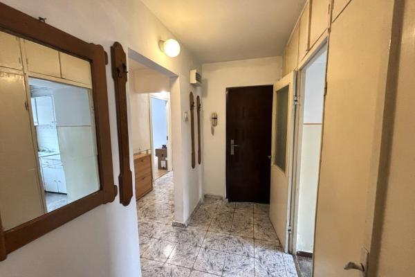 Apartament 4 camere – Etaj 1, zonă Facultatea de Litere