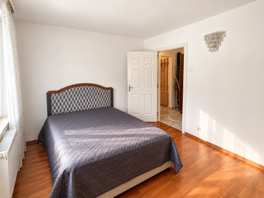 Apartament 4 camere – Etaj 1, zonă Facultatea de Litere