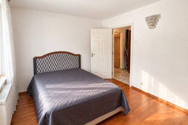 Apartament 4 camere – Etaj 1, zonă Facultatea de Litere