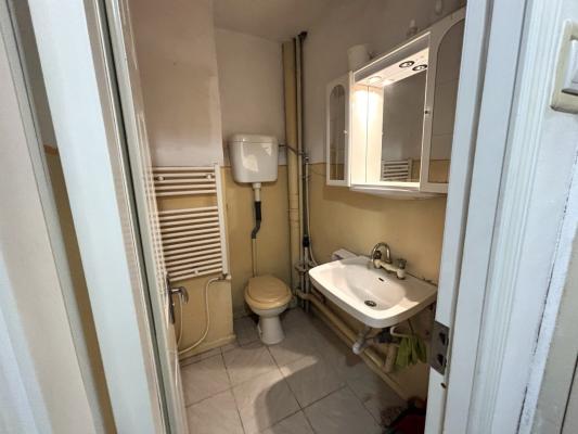 Apartament 4 camere – Etaj 1, zonă Facultatea de Litere