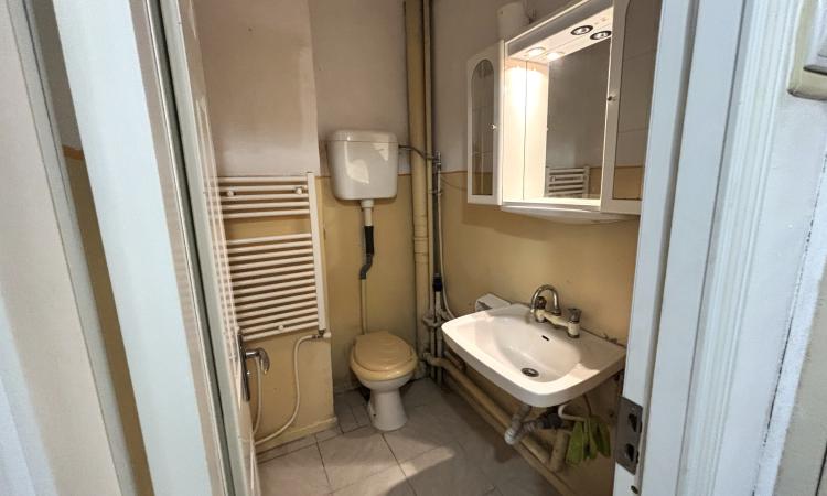 Apartament 4 camere de vânzare – Etaj 1, zonă Facultatea de Litere