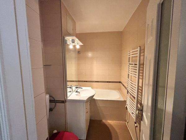 Apartament 4 camere de vânzare – Etaj 1, zonă Facultatea de Litere