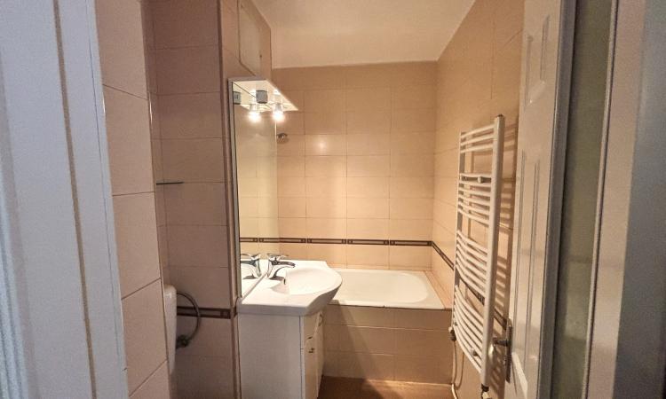Apartament 4 camere de vânzare – Etaj 1, zonă Facultatea de Litere
