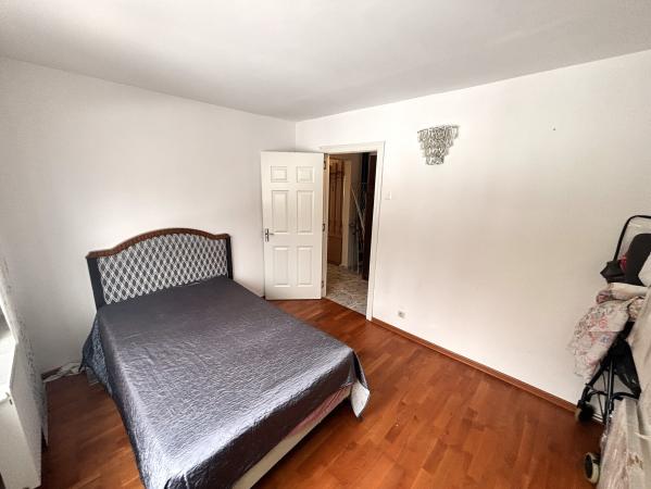 Apartament 4 camere de vânzare – Etaj 1, zonă Facultatea de Litere