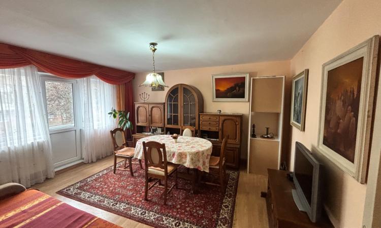Apartament 4 camere de vânzare – Etaj 1, zonă Facultatea de Litere