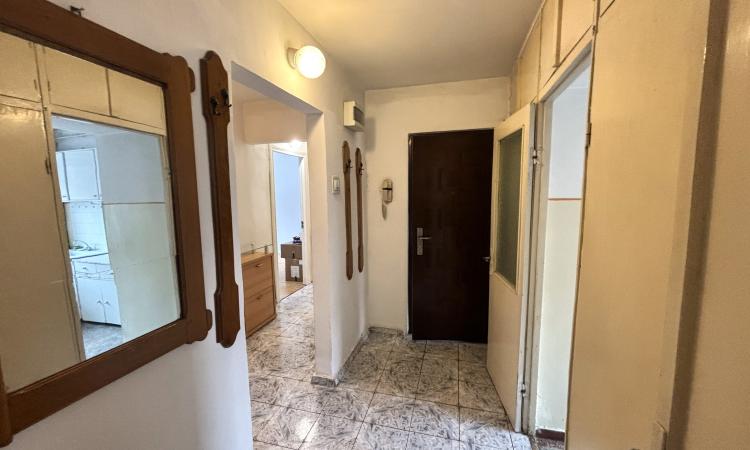 Apartament 4 camere de vânzare – Etaj 1, zonă Facultatea de Litere