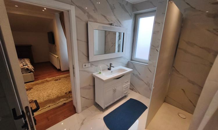 Apartament de închiriat – 4 camere, 100 mp, zona Mărul de Aur, Baia Mare Loc de parcare inclus