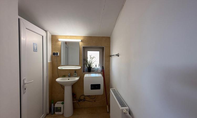 Închiriere -cladire de birouri/hală, 716 mp teren ,zona Grivitei,Baia Mare