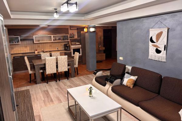 Apartament 4 camere - etaj 2 ,B-dul Traian ,la cheie