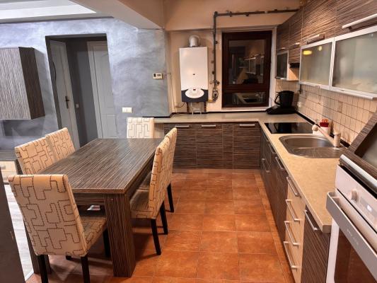 Apartament  4 camere - etaj 2 ,B-dul Traian ,la cheie